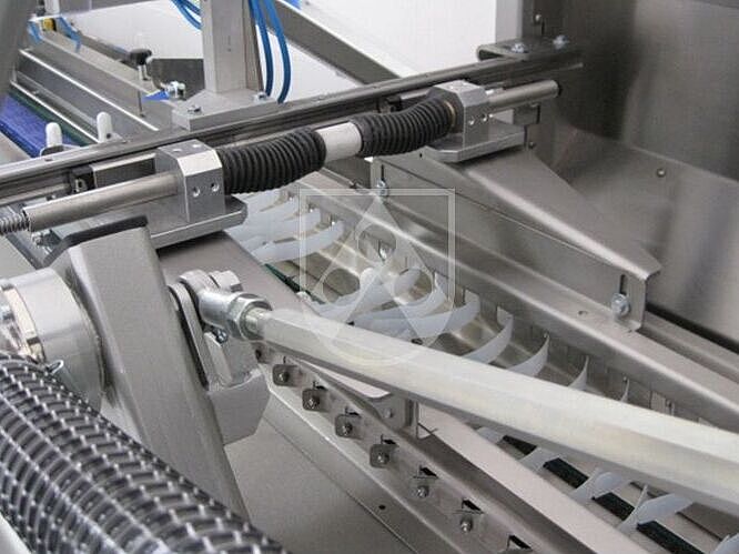 Lamellen für Verpackungsanlagen aus Sustarin® C FG (POM-C) zerspant aus POM-Rundmaterial Platten / Halbzeug