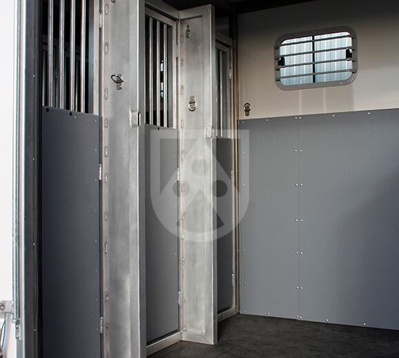 Облицовка стен и дверей из панелей Foamlite® в прицепе для транспортировки лошадей