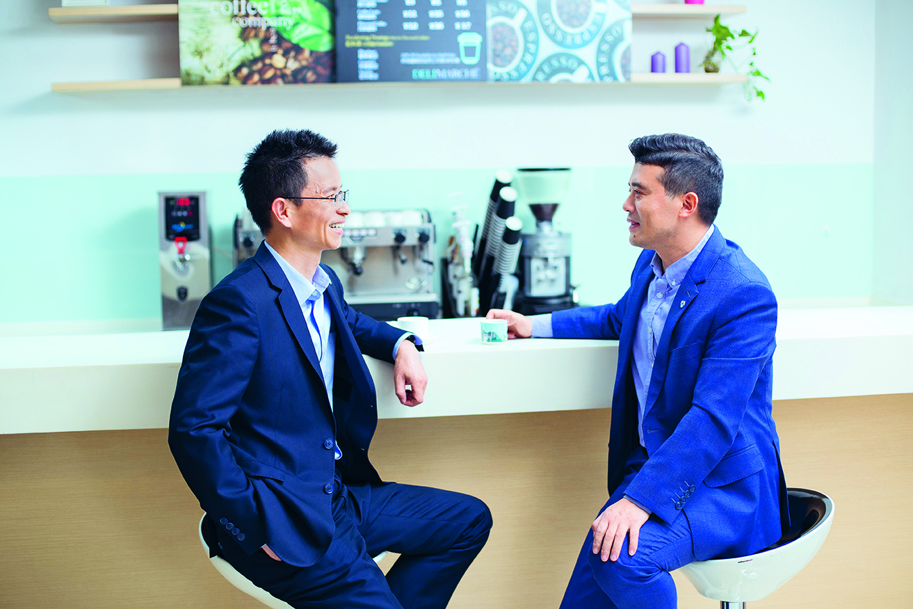 Edward Huang (left), General Manager Operations at Röchling Automotive in Asia, and his colleague Peter Wang, General Manager Sales, both agree: mutual trust improves job satisfac-tion. A lack of trust has a negative impact on the efficiency and therefore on the success of a team. They are both working towards the same goal.