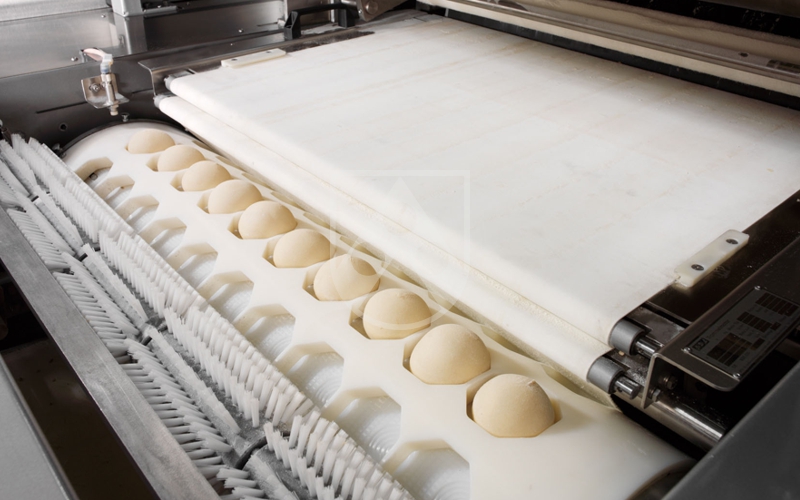 Röchling materials contribute to the efficiency of processes in the industrial production of bread rolls: made of SUSTARIN C (POM), the chamber drum rotates in the opposite direction of the moulding drum made of SUSTAMID 6G (PA 6G), thereby forming the d