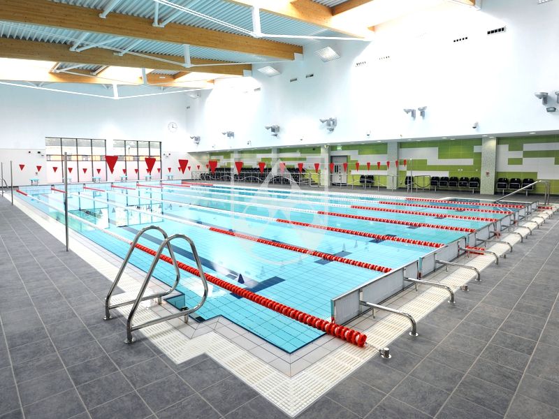 Прямая решетка для бассейна установлена в Harborne Pool, Бирмингем, Великобритания