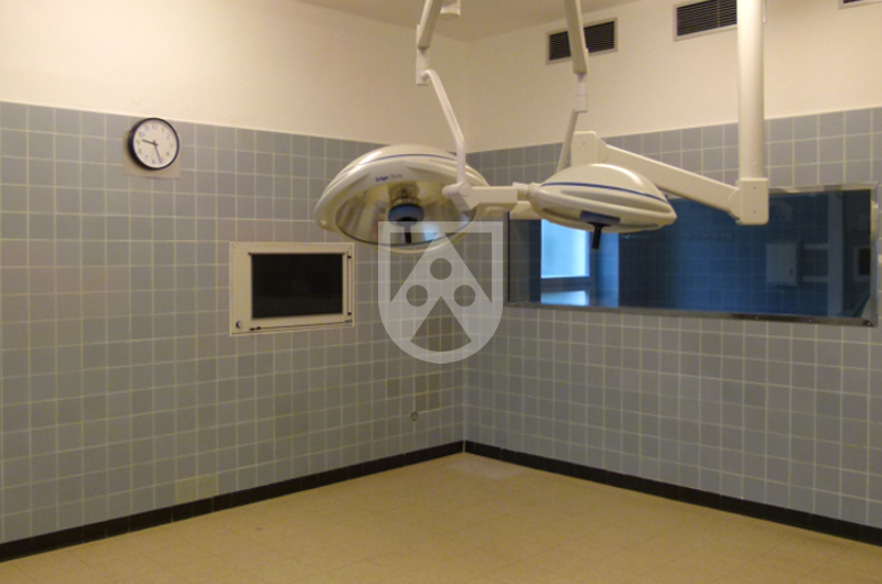 Tiled wall in hospital before installation of the TroBloc® M hygienic wall panels / hygienic wall cladding sheets in a hospital